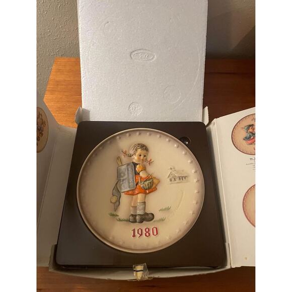 Vintage Hummel 1980 Annual Plate in Bas Relief Happy School Girl Goebel - Picture 7 of 8